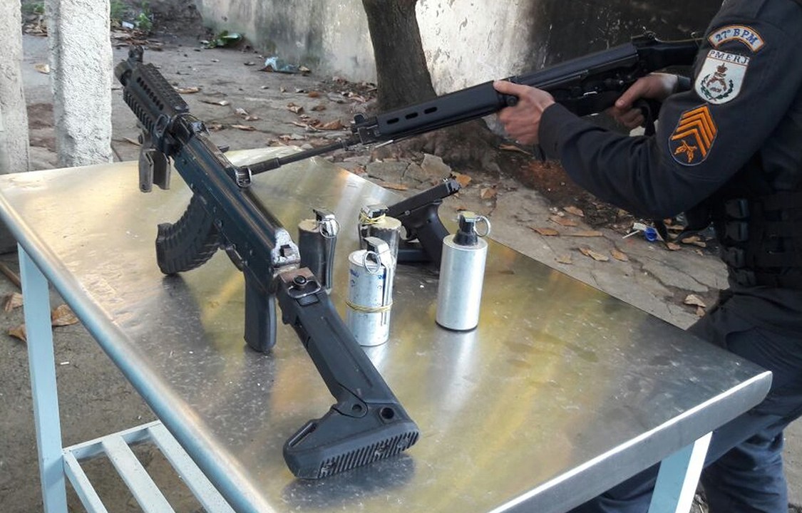 Polícia apreende fuzis, revólveres e granadas durante operação da favela de Antares, no Rio de Janeiro