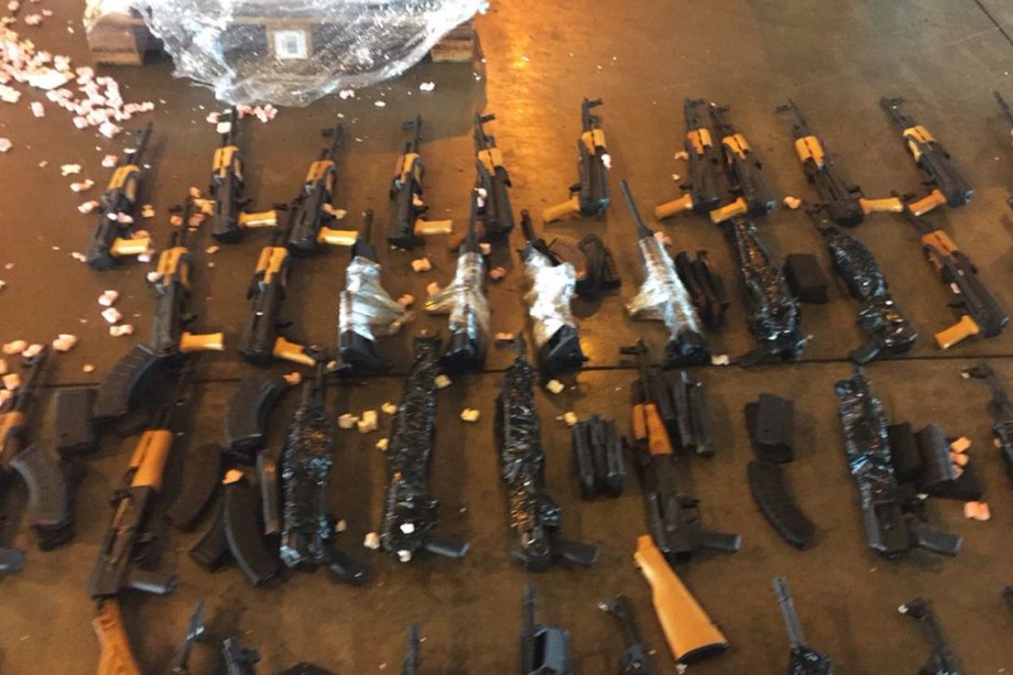 60 fuzis AK 47, G3 e AR 10, vindos de Miami dentro de contêineres junto com uma carga de aquecedores para piscinas foram apreendidos pela Polícia Civil, no Terminal de Cargas do Aeroporto Internacional do RJ