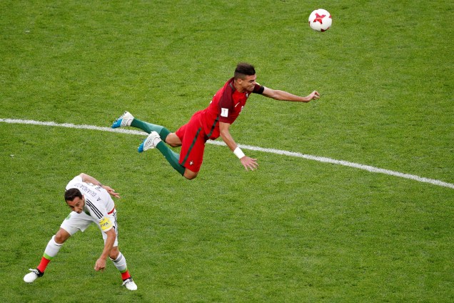 O zagueiro Pepe da seleção de Portugal disputa pelo alto com o mexicano Andrés Guardado durante partida da fase de grupos - 18/06/2017