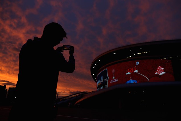 Torcedor fotografa a Arena Kazan durante o por do sol depois da partida entre México e Alemanha - 24/06/2017