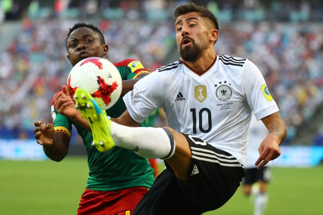 O lateral Collins Fai de Camarões disputa jogada com o meia alemão Kerem Demirbay durante partida válida pela fase de grupos em Sochi - 25/06/2017