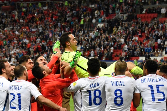 O goleiro chileno Claudio Bravo é carregado pelos companheiros de seleção após defender três pênaltis na semifinal contra Portugal na Arena Kazan - 28/06/2017
