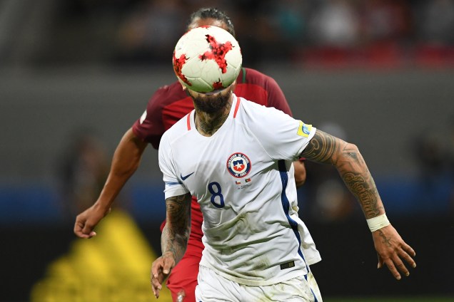 O meia chileno Arturo Vidal disputa jogada na semifinal contra Portugal na Arena Kazan - 28/06/2017