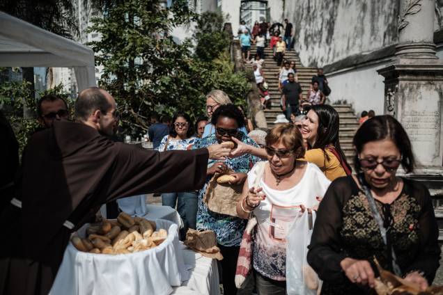 Padre distribui o tradicional pão de Santo Antônio aos fiéis durante celebração no convento do Largo da Carioca, Centro do Rio de Janeiro