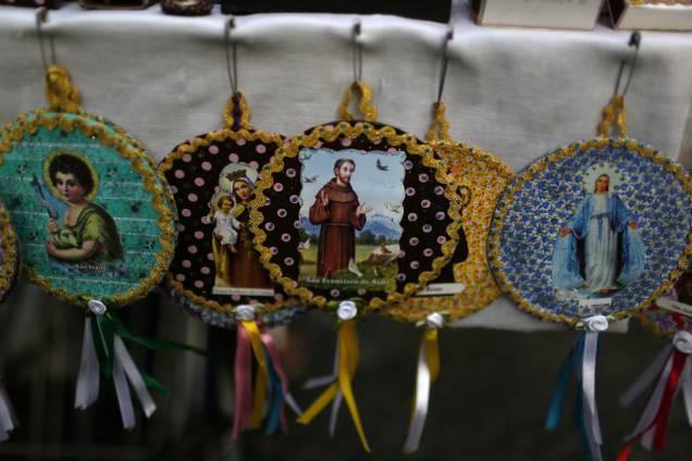 Objetos de decoração com imagens de santos são vendidas do lado de fora do Convento de Santo Antônio, no Largo da Carioca, no Rio de Janeiro