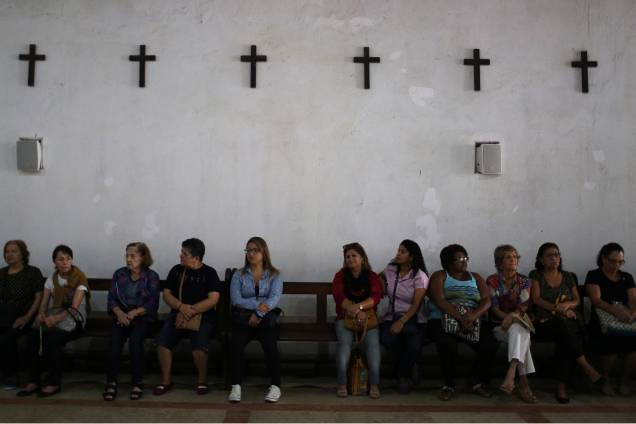 Mulheres aguardam para receber a benção no Dia de Santo Antônio, no Rio de Janeiro