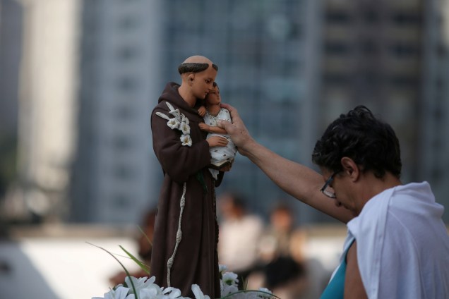 Fiéis fazem orações diante da imagem de Santo Antônio no dia da festa do santo casamenteiro e padroeiro dos pobres no Rio de Janeiro