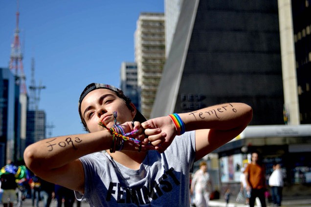 Participante da 21ª Parada do Orgulho LGBT+ de São Paulo aproveita a ocasião para protestar contra o Presidente Michel Temer - 18/06/2017
