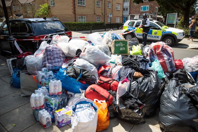 Doações de cobertores, sacos de dormir, roupas e mantimentos com destino aos afetados pelo incêndio devastador no Grenfell Tower, em Londres - 14/06/2017