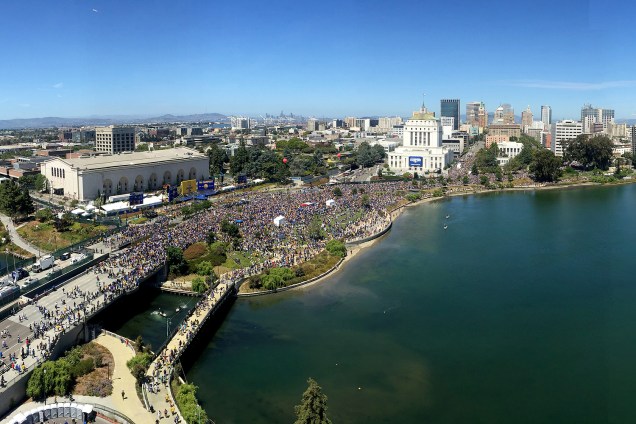 Uma multidão colore paisagem de azul e amarelo para a parada do Golden State, em Oakland, na Califórnia, nos Estados Unidos - 15/06/2016