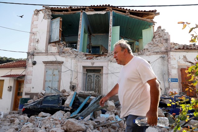 Casa destruída na vila de Vrissa, na ilha grega de Lesbos, na Grécia, depois que um forte terremoto abalou o leste do mar Egeu - 12/06/2017
