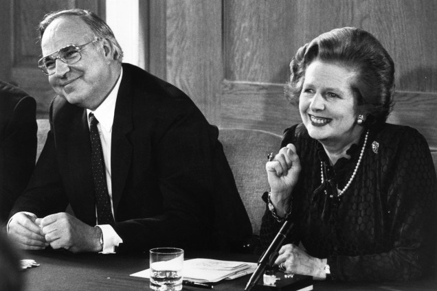 A primeira-ministra britânica Margaret Thatcher e chanceler alemão, Helmut Kohl, durante coletiva de imprensa em Londres no ano de 1983