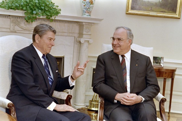 O chanceler alemão Helmut Kohl durante encontro com o presidente dos Estados Unidos, Ronald Reagan, na Casa Branca em 1988