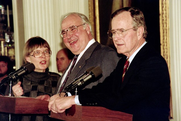 O chanceler alemão Helmut Kohl e o presidente dos Estados Unidos, George Bush, respondem perguntas durante uma coletiva de imprensa conjunta na Casa Branca em 1992