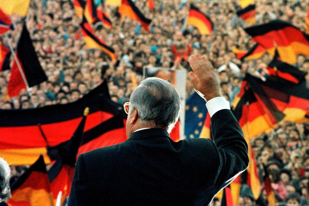O chanceler alemão Helmut Kohl saúda o público durante evento de campanha em Erfurt para as primeiras eleições livres na Alemanha Oriental em 1990