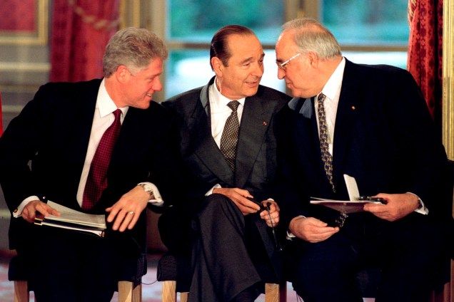 O presidente dos Estados Unidos, Bill Clinton, o presidente francês Jacques Chirac e o chanceler alemão Helmut Kohl conversam durante a assinatura do acordo de paz da Bósnia no palácio do Eliseu em Paris em dezembro de 1995