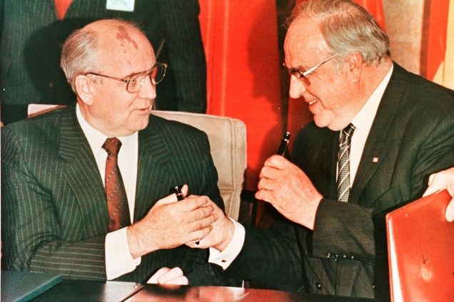 O líder soviético Mikhail Gorbachev e o chanceler alemão Helmut Kohl trocam canetas depois de assinar um acordo em Bonn, em novembro de 1990