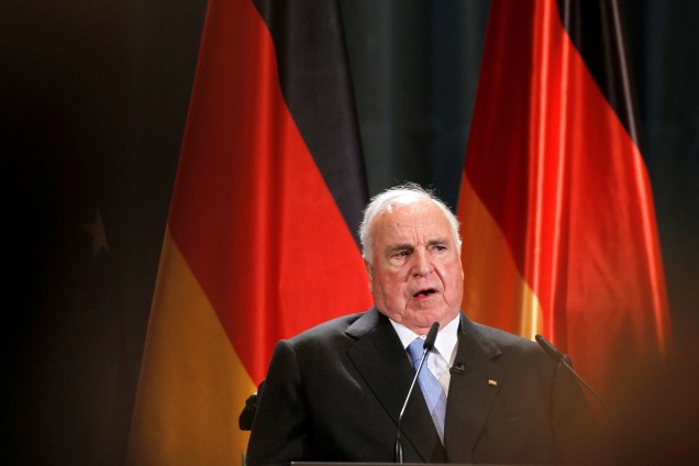 O chanceler alemão Helmut Kohl fala durante a recepção oficial de aniversário em Ludwigshafen em 5 de maio de 2010