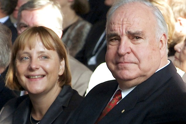 O chanceler alemão Helmut Kohl ao lado de Angela Merkel durante as comemorações do 10º aniversário da unificação alemã em Berlim em setembro de 2000