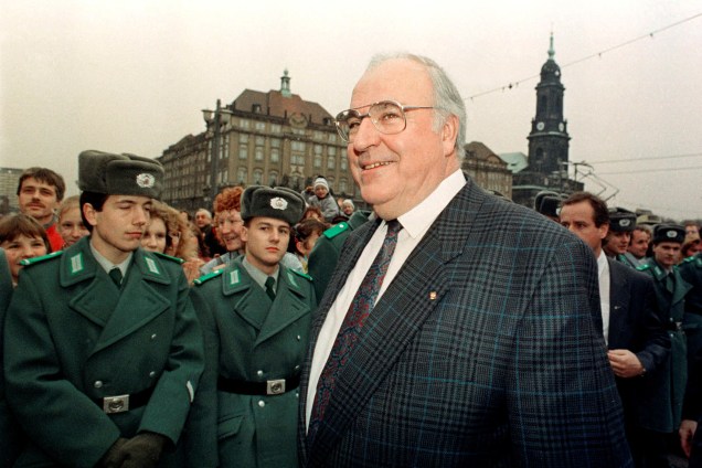 O chanceler alemão Helmut Kohl sorri durante visita a Dresden em dezembro de 1989