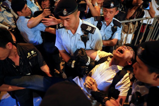 Líder estudantil, Joshua Wong é detido em manifestação em Hong Kong - 28/07/2017