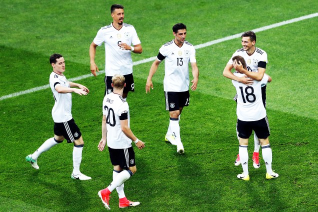 Jogadores da Alemanha comemoram o gol contra a Austrália, pela Copa das Confederações, no Olimpiyskiy Stadion Fisht, em Sochi - 19/06/2017