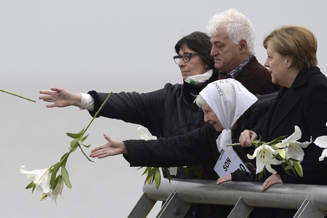 A chanceler alemã, Angela Merkel, lança flores no Rio da Prata, para homenagear as vítimas da ditadura argentina, no Parque da Memória em Buenos Aires, na Argentina - 08/06/2017