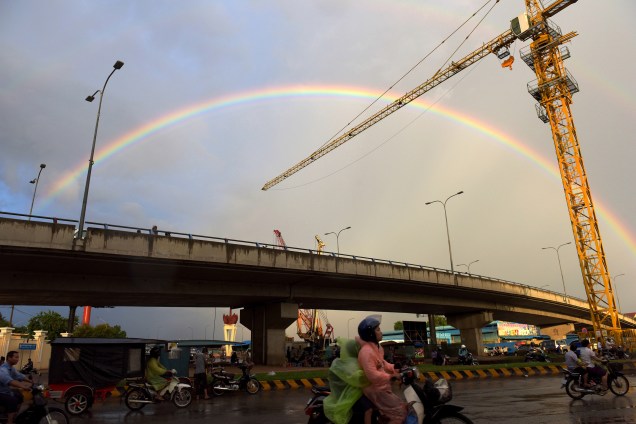 Um arco-íris se forma sobre uma rodovia em Phnom Pehn, capital do Camboja - 20/06/2017