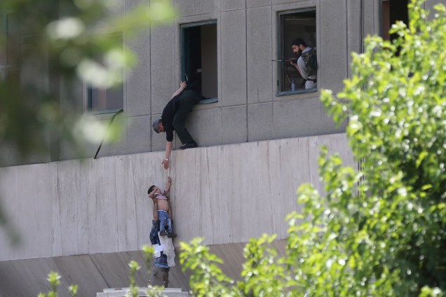Criança é resgatada durante um ataque terrorista ao parlamento iraniano no centro de Teerã - 07/06/2017