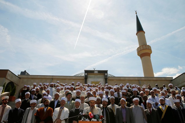 Imames austríacos se reúnem em frente à mesquita, em Viena - 15/06/2017