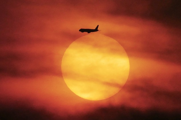 Avião é fotografado durante o por do sol em Jacarta na Indonésia - 18/06/2017