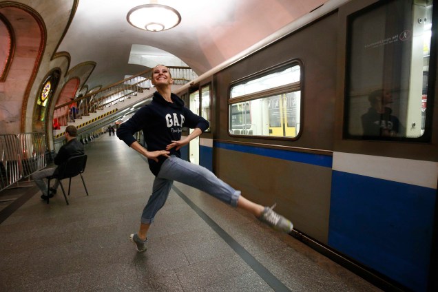 Bailarina do Ballet do Kremlin se aquece antes de uma apresentação noturna, na estação de metrô Novoslobodskaya em Moscou, na Rússia - 26/06/2017