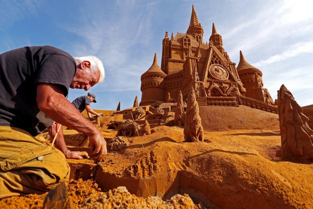 O escultor italiano Franco Daga, trabalha em um castelo de areia durante o festival de escultura em areia "Disney Sand Magic", em Ostend na Bélgica - 22/06/2017