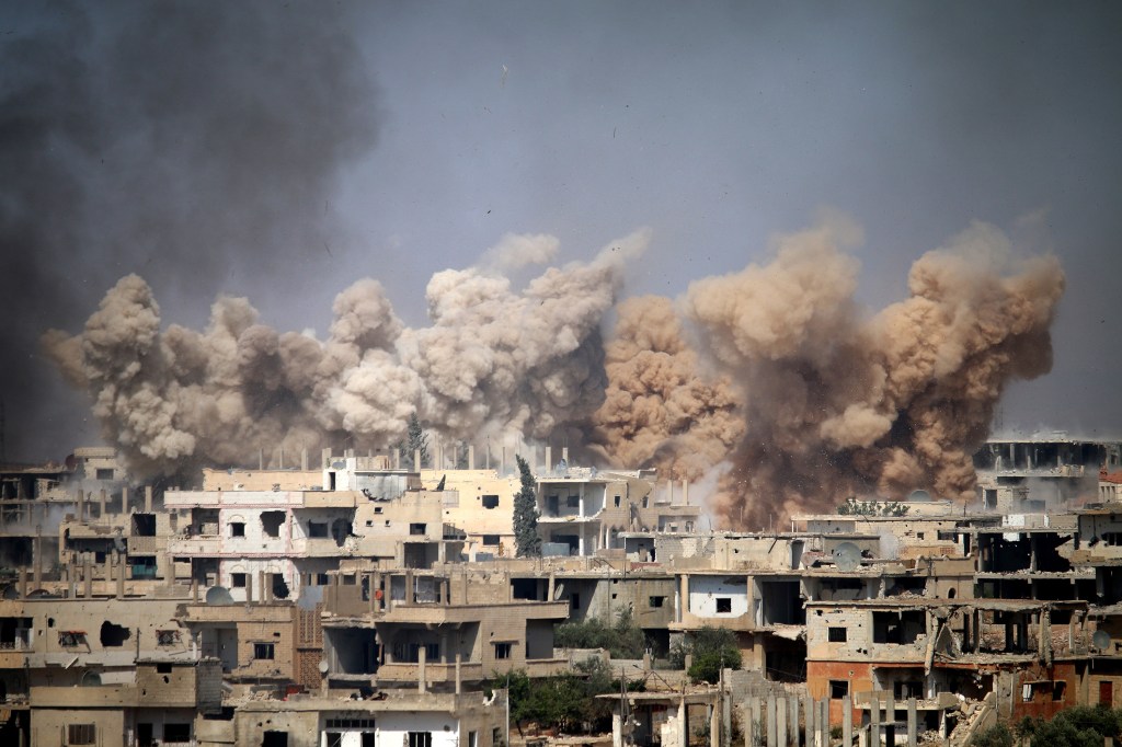 Imagens do dia - Edifícios bombardeados na Síria