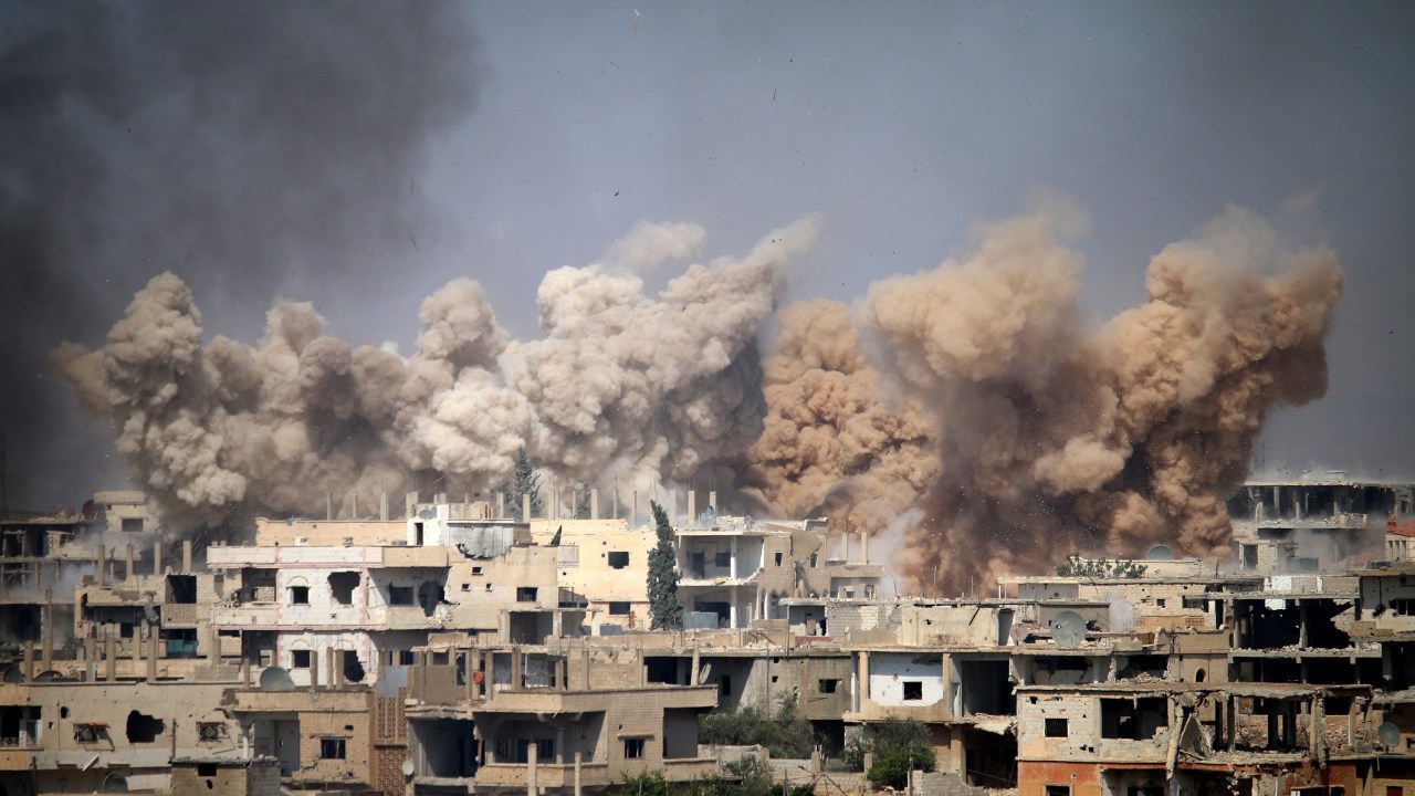 Imagens do dia - Edifícios bombardeados na Síria