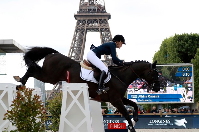 A competidora da Grécia, Athina Onassis, compete em evento em frente à Torre Eiffel, em Paris - 30/06/2017