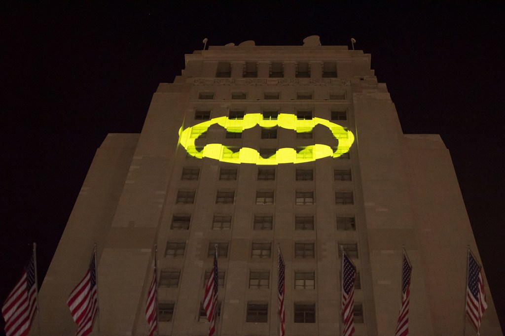"Batsinal" é projetado no prédio da prefeitura de Los Angeles, em homenagem ao ator Adam West, na Califórnia