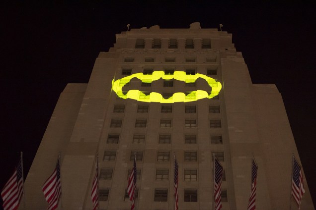 "Batsinal" é projetado no prédio da prefeitura de Los Angeles, em homenagem ao ator Adam West, na Califórnia - 16/05/2017
