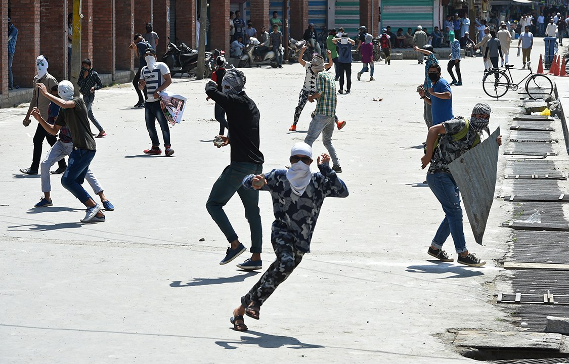 Manifestantes da Caxemira protestam contra o governo indiano no centro de Srinagar. O povo luta há décadas por independência ou integração ao território do Paquistão