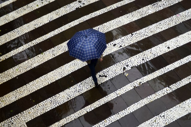 Pedestres enfrentam chuva e queda de temperatura no centro de São Paulo - 06/06/2017