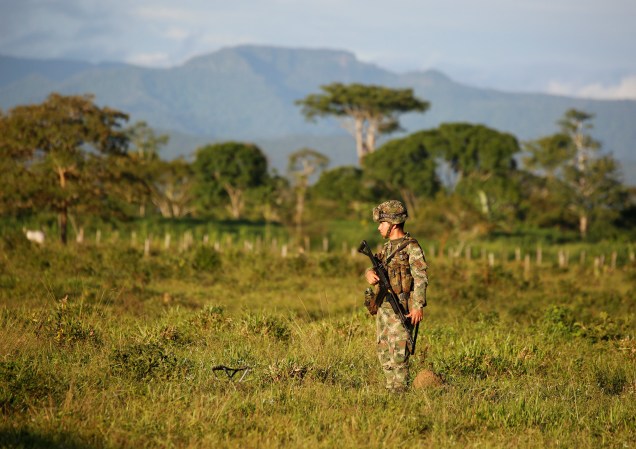 Soldado das Forças Militares da Colômbia faz patrulha em área ocupada anteriormente pelas FARC, em Meta, na Colômbia - 02/06/2017