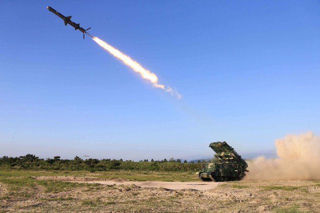 Coreia do Norte divulga imagem de teste de míssil desenvolvido pela Academia da Ciência de Defesa Nacional, na Coreia - 09/06/2017