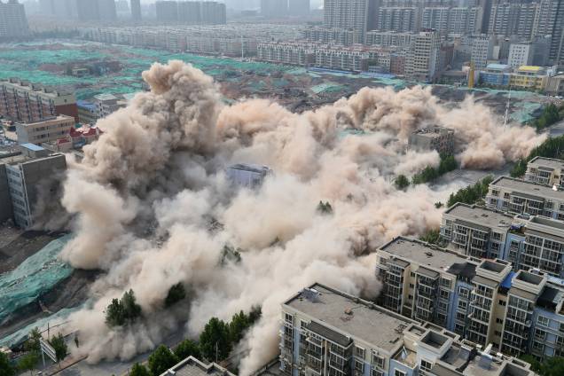 Edifícios são demolidos para a reconstrução de vilas urbanas em Zhengzhou, província de Henan, na China - 12/06/2017