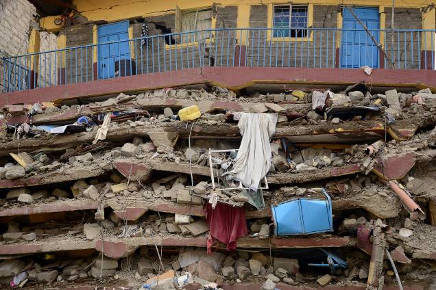 Prédio de sete andares fica em ruínas após desabar durante a noite em Nairóbi, no Quênia. - 13/06/2017