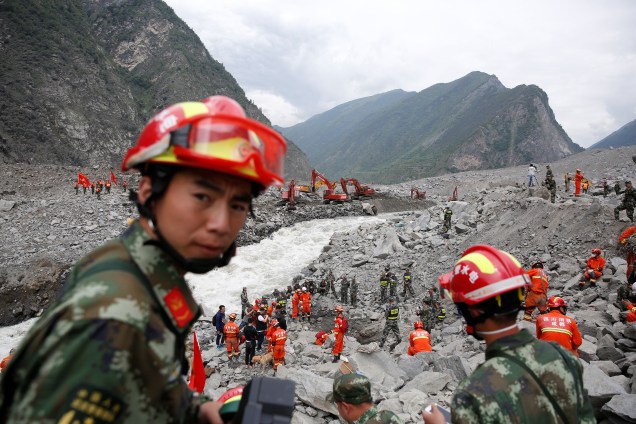 Equipes  de resgate procuram sobreviventes no local de um deslizamento de terra na vila de Xinmo, condado de Mao, província de Sichuan, na China - 26/06/2017