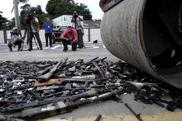 Destruição de armas apreendidas pela Polícia Federal, em parceria com o Exército Brasileiro, no Rio de Janeiro. Foram destruídas aproximadamente 4000 armas recolhidas nos últimos dois anos - 02/06/2017