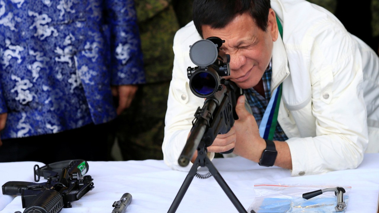 Imagens do dia - Rodrigo Duterte tira foto com rifle