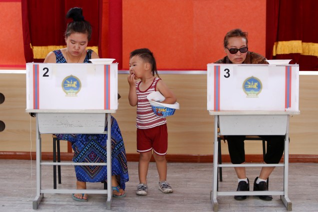 Eleitores vão às urnas votar para as eleições presidenciais na capital da Mongólia, Ulaanbaatar - 26/06/2017