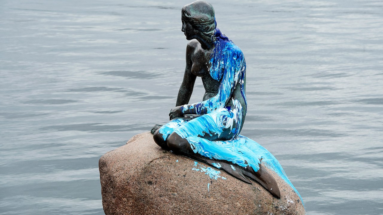Imagens do dia - Estátua vandalizada na Dinamarca