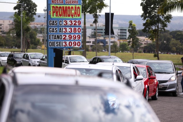Posto de combustíveis vende gasolina com preço menor durante o Dia da Liberdade de Impostos em Brasília (DF) - 01/06/2017